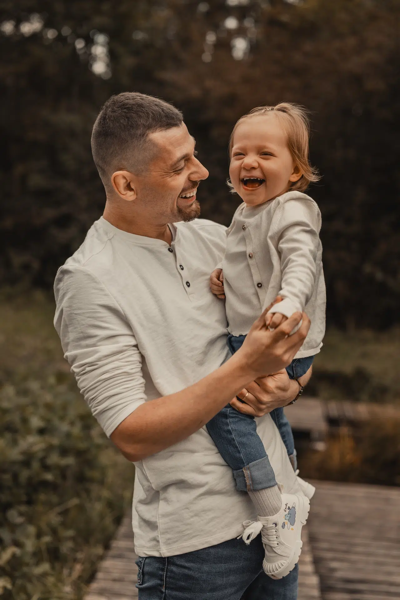Shooting photo famille de Typhaine, Allistair et leur fille à la Petite Camargue – Village-Neuf, Haut-Rhin, Alsace