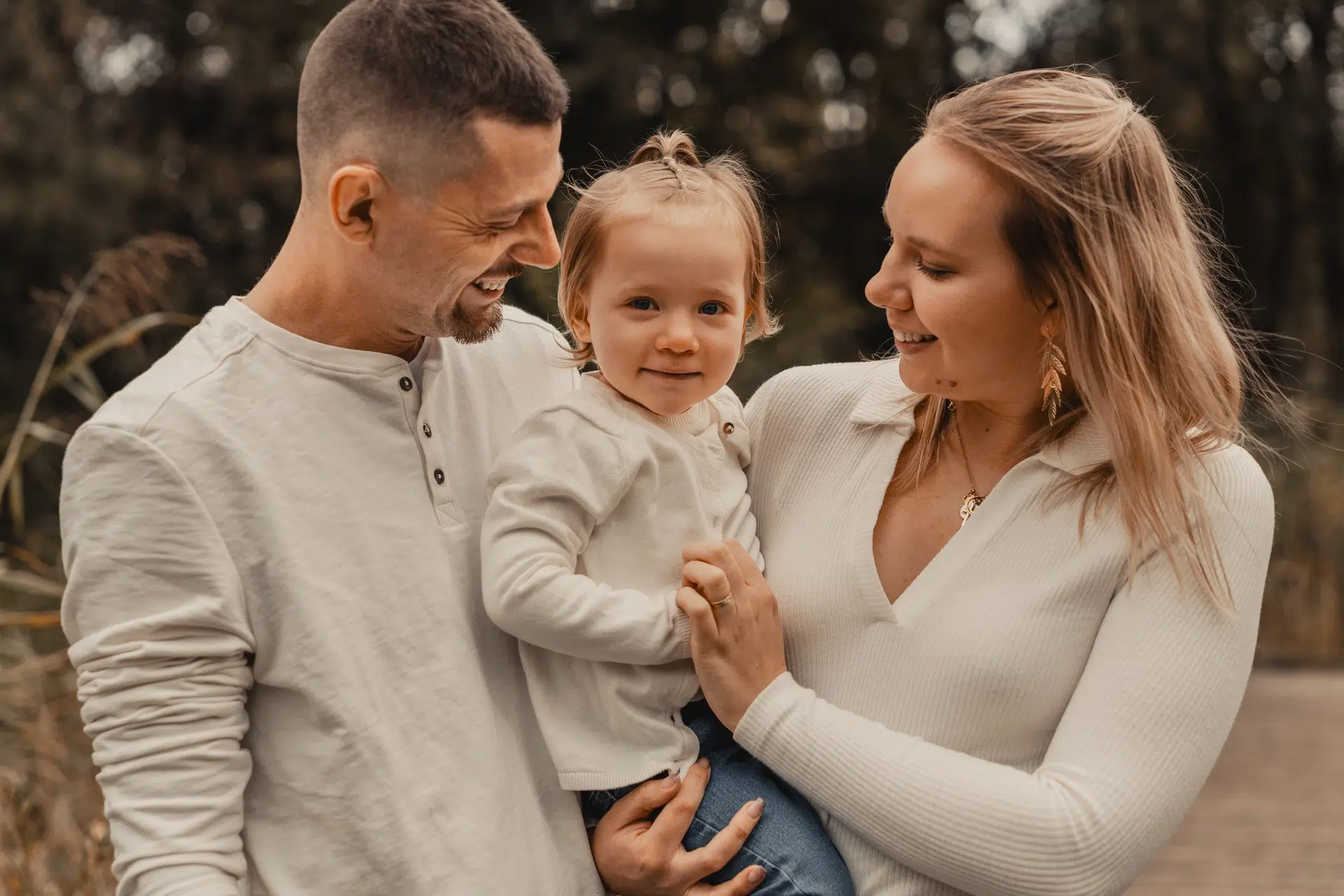 Shooting photo famille de Typhaine, Allistair et leur fille à la Petite Camargue – Village-Neuf, Haut-Rhin, Alsace