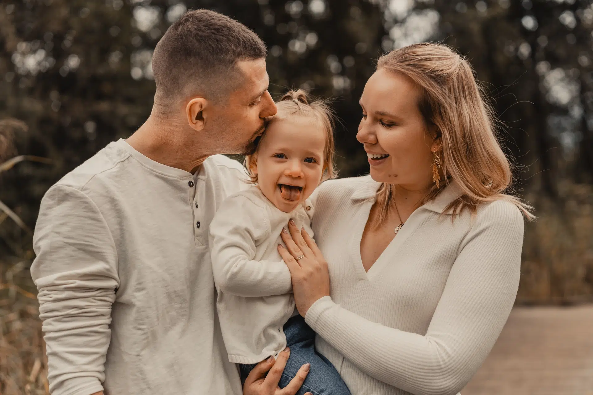 Shooting photo famille de Typhaine, Allistair et leur fille à la Petite Camargue – Village-Neuf, Haut-Rhin, Alsace
