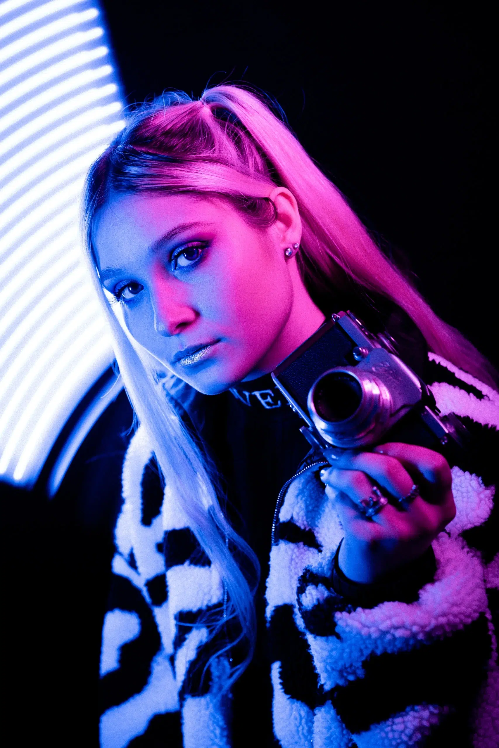 Shooting photo studio de Sarah, avec des néons et divers accessoires, à l’agence WA Publicité - Mulhouse, Alsace