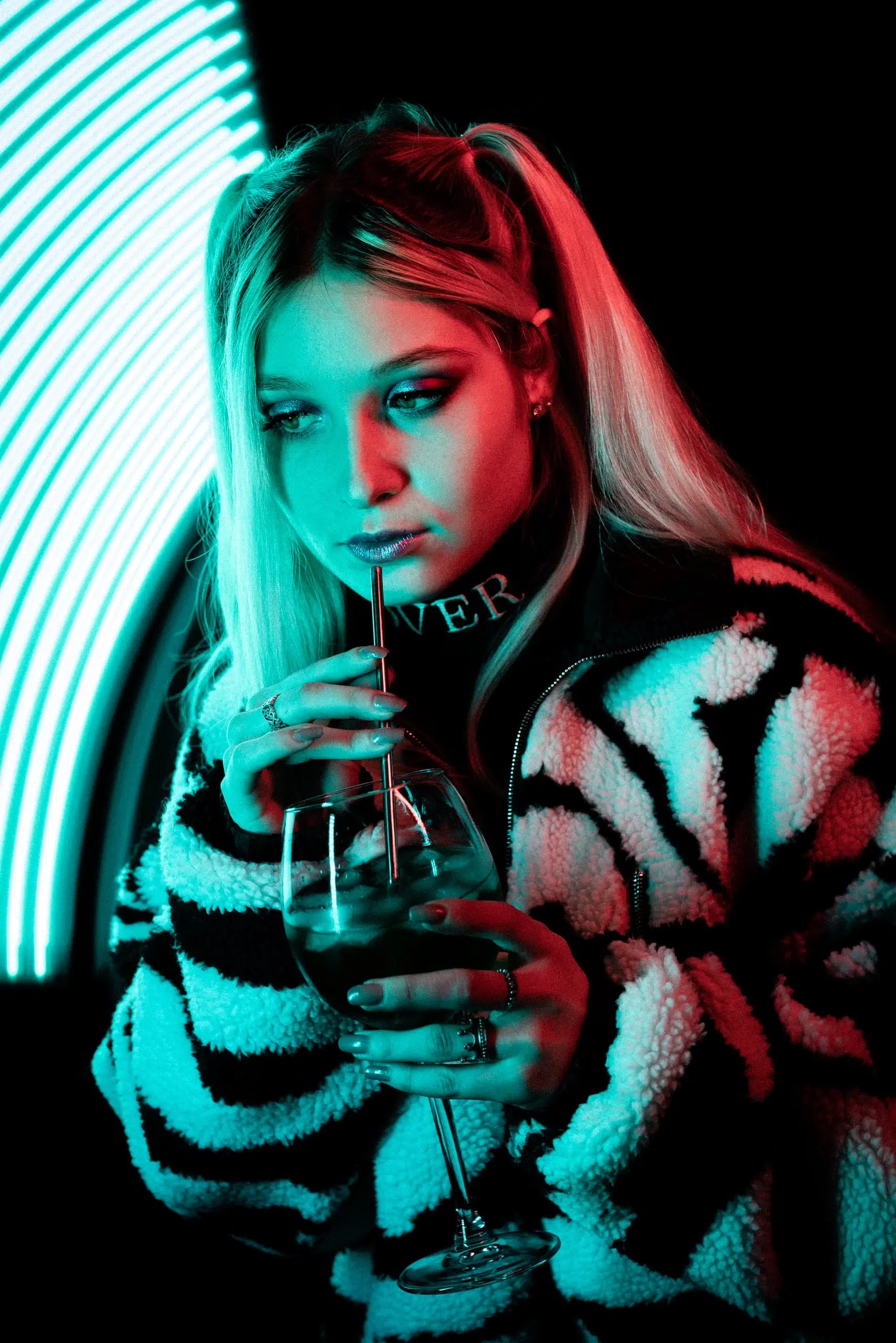 Shooting photo studio de Sarah, avec des néons et divers accessoires, à l’agence WA Publicité - Mulhouse, Alsace