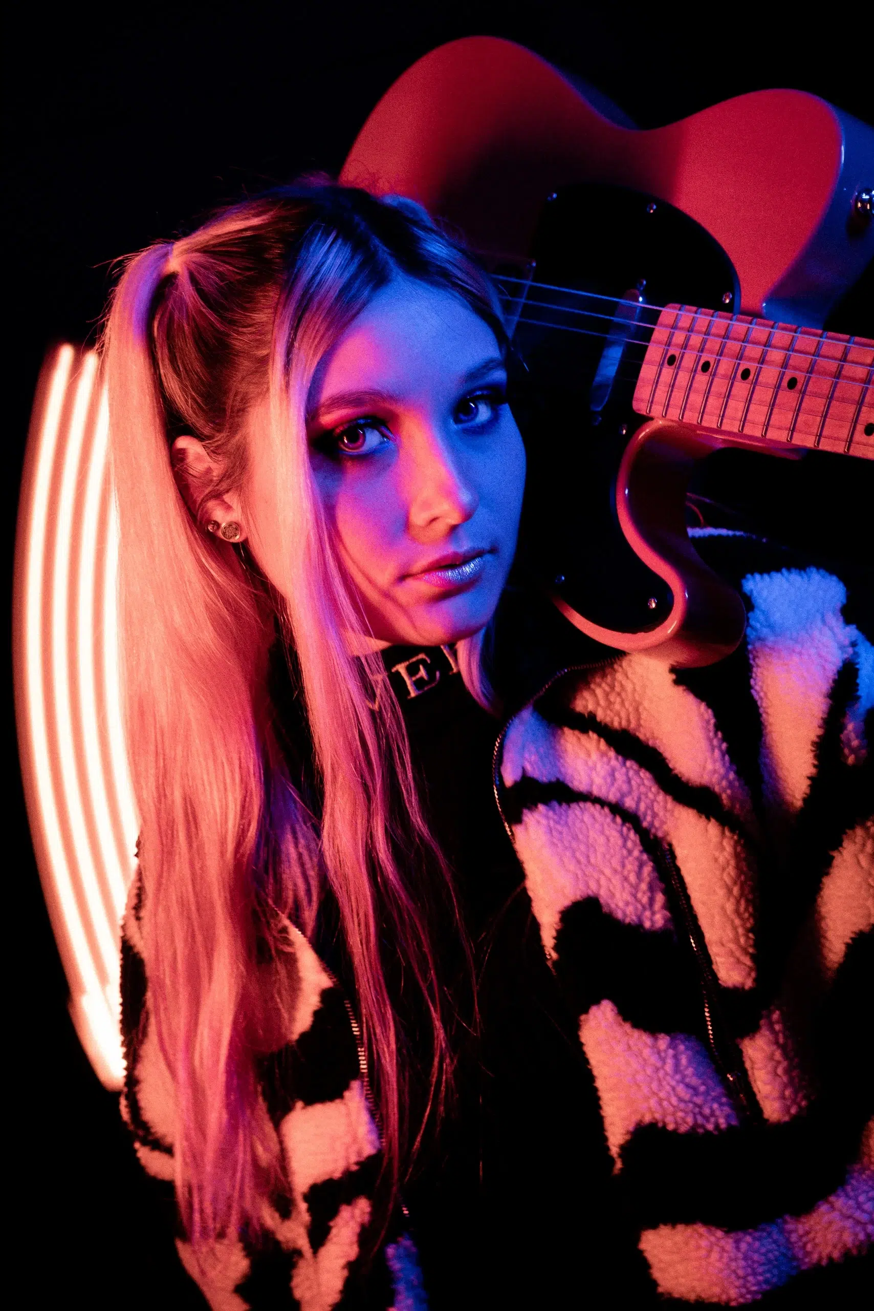 Shooting photo studio de Sarah, avec des néons et divers accessoires, à l’agence WA Publicité - Mulhouse, Alsace