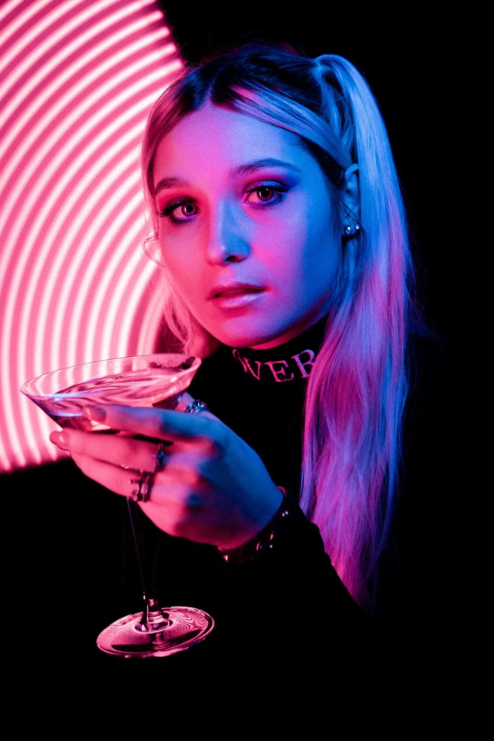 Shooting photo studio de Sarah, avec des néons et divers accessoires, à l’agence WA Publicité - Mulhouse, Alsace