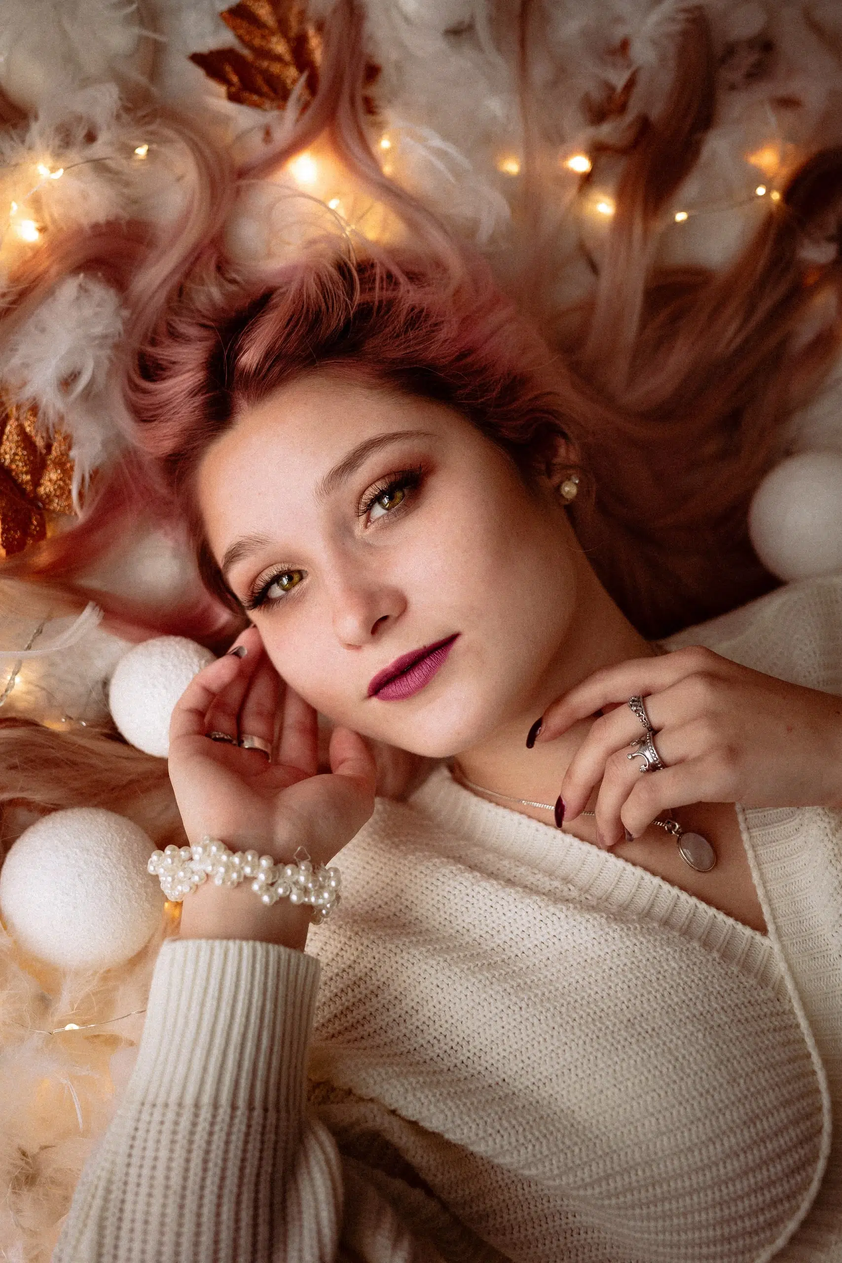 Shooting photo studio de Sarah, avec des néons et divers accessoires, à l’agence WA Publicité - Mulhouse, Alsace