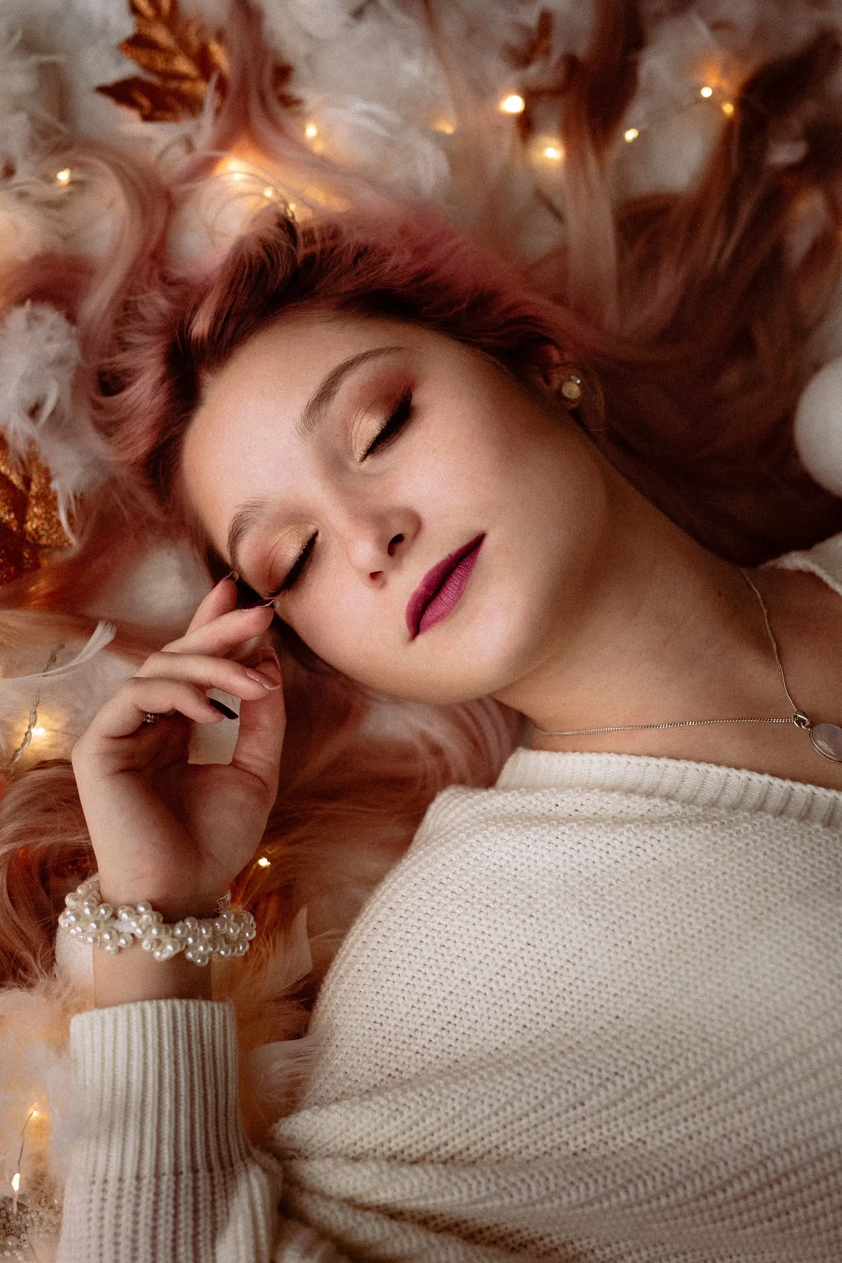 Shooting photo studio de Sarah, avec des néons et divers accessoires, à l’agence WA Publicité - Mulhouse, Alsace