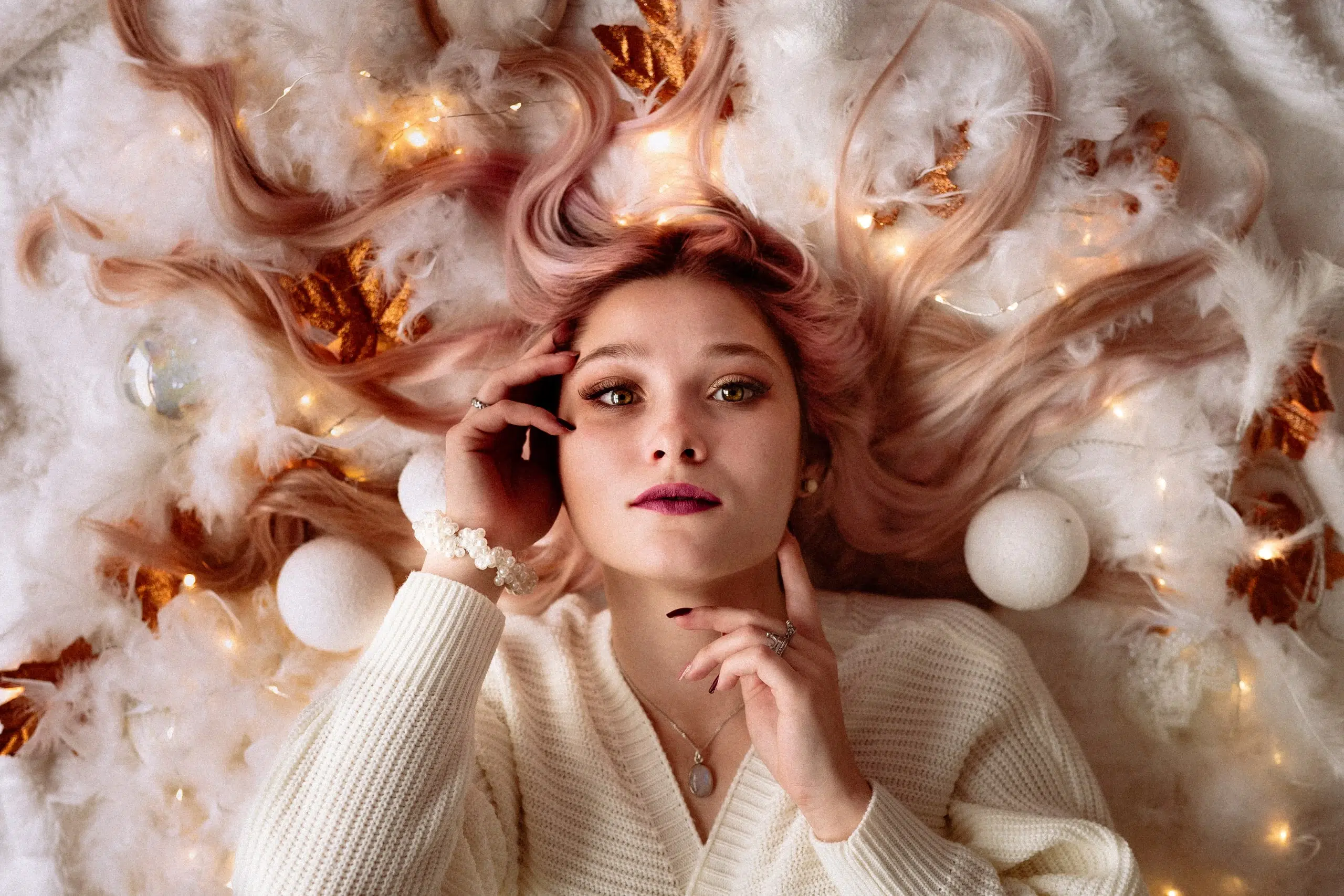 Shooting photo studio de Sarah, avec des néons et divers accessoires, à l’agence WA Publicité - Mulhouse, Alsace