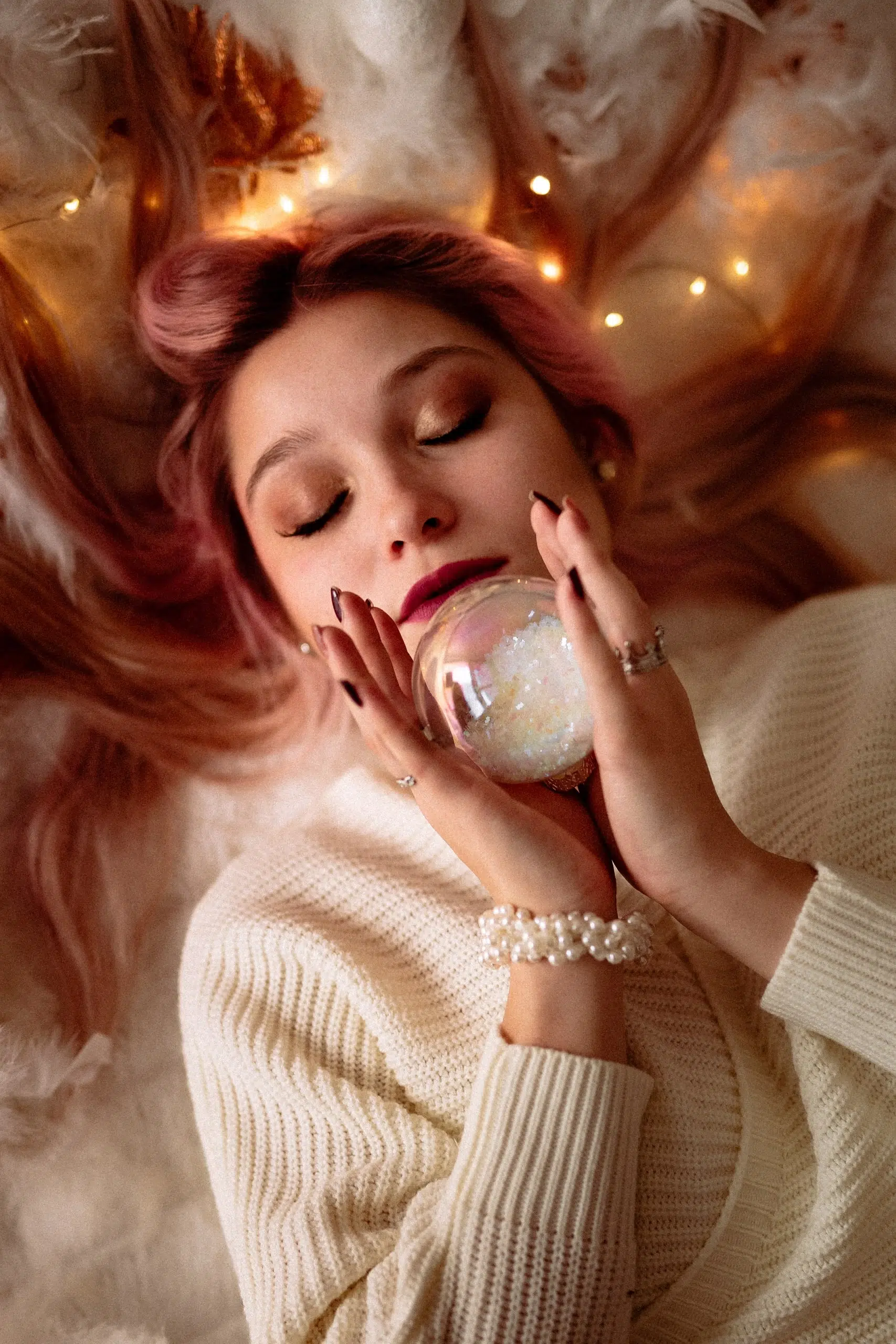 Shooting photo studio de Sarah, avec des néons et divers accessoires, à l’agence WA Publicité - Mulhouse, Alsace