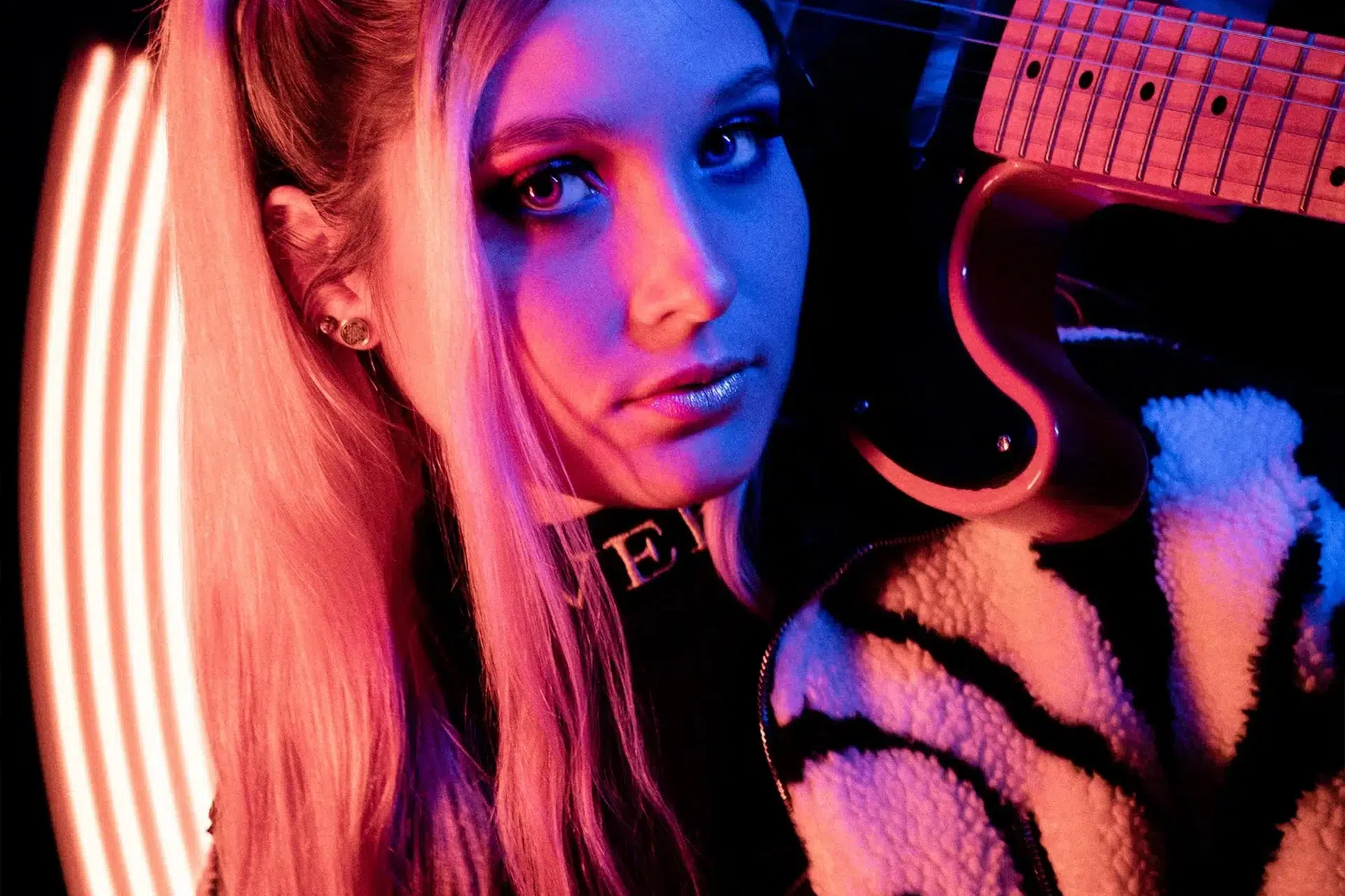 Shooting photo studio de Sarah, avec des néons et divers accessoires, à l’agence WA Publicité - Mulhouse, Alsace